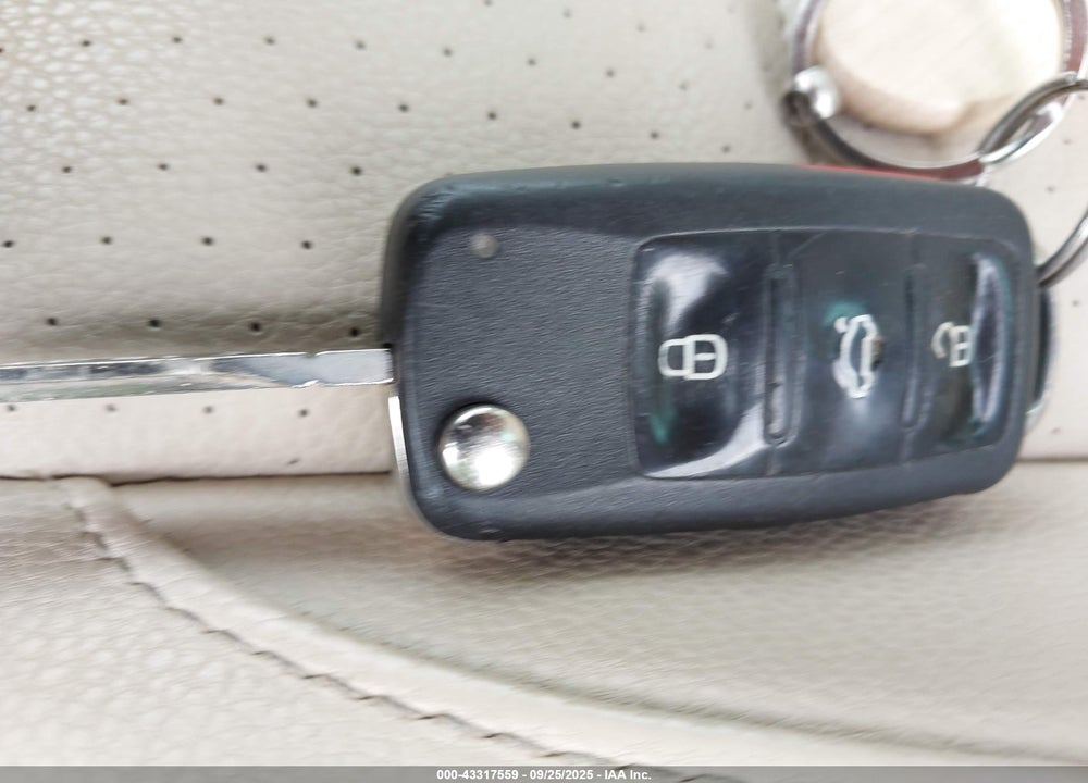 2011 VOLKSWAGEN TIGUAN VIN: WVGBV7AX4BW509471