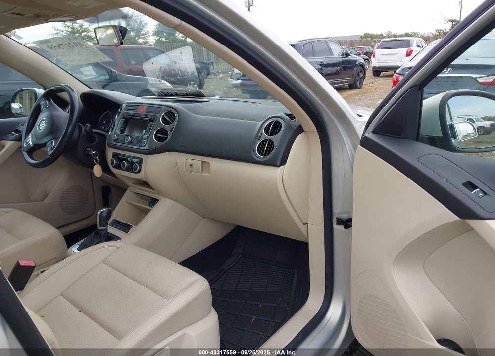 2011 VOLKSWAGEN TIGUAN VIN: WVGBV7AX4BW509471