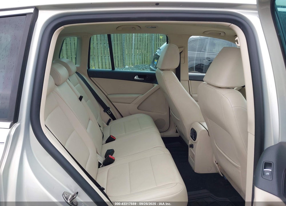 2011 VOLKSWAGEN TIGUAN VIN: WVGBV7AX4BW509471