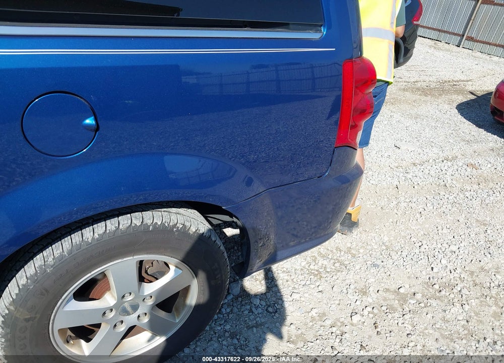 2011 DODGE GRAND CARAVAN CREW VIN: 2D4RN5DG4BR682583