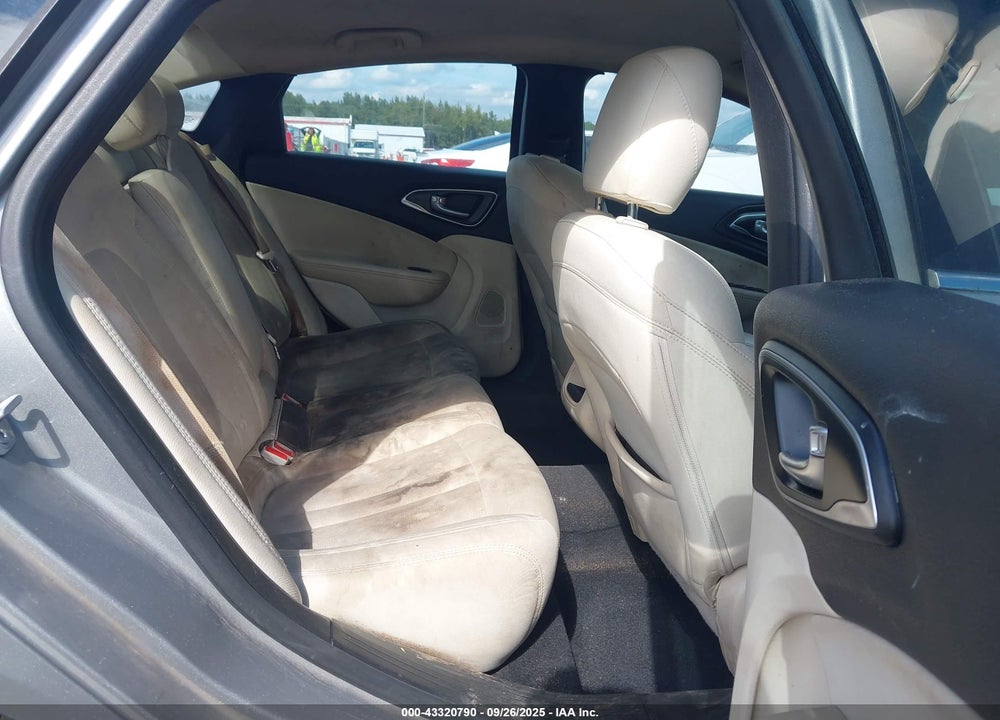 2016 CHRYSLER 200 VIN: 1C3CCCAB5GN105611