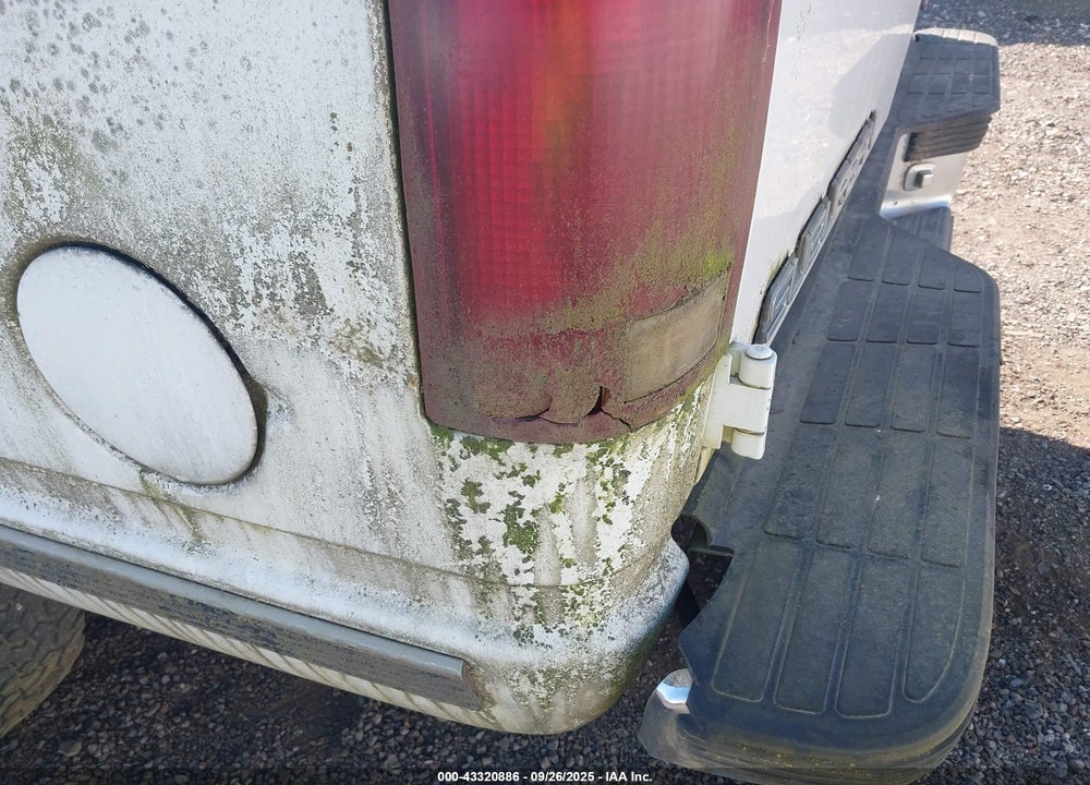 1996 GMC SUBURBAN K1500 VIN: 3GKFK16R0TG511406