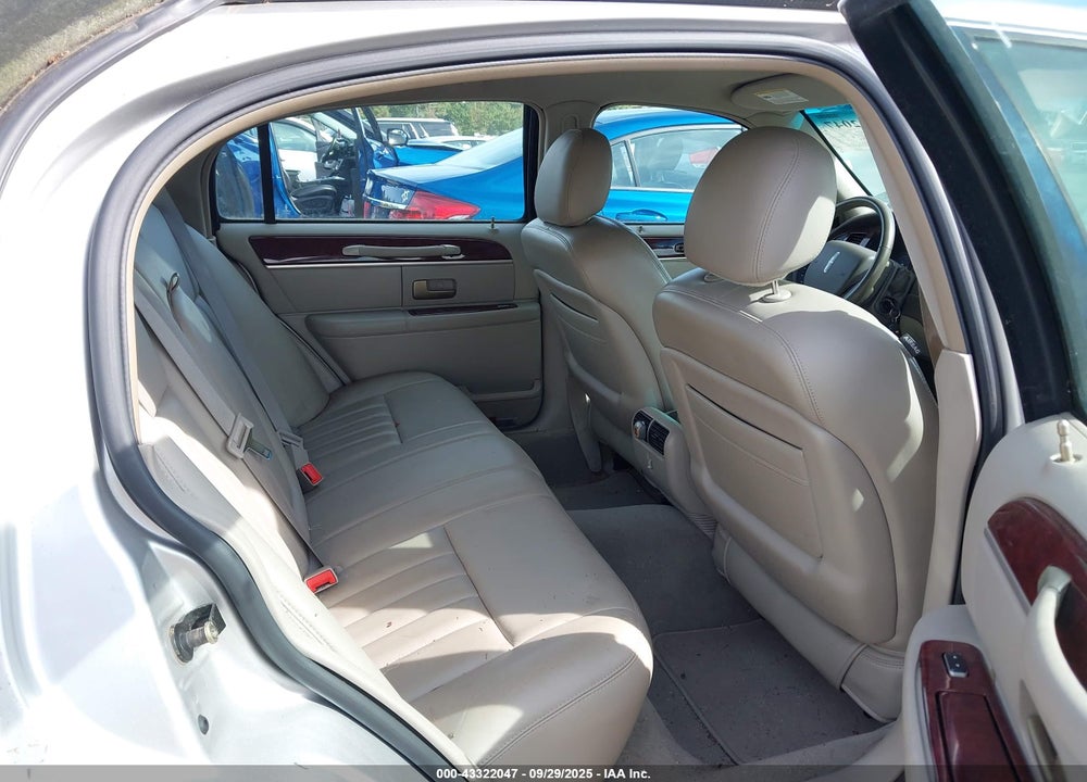 2005 LINCOLN TOWN CAR SIGNATURE VIN: 1LNHM81W55Y635003