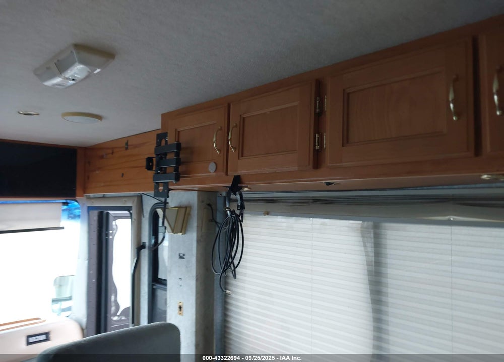 2000 SAFARI ZANZIBAR MOTOR COACH VIN: 4SLG1EN27Y1101920