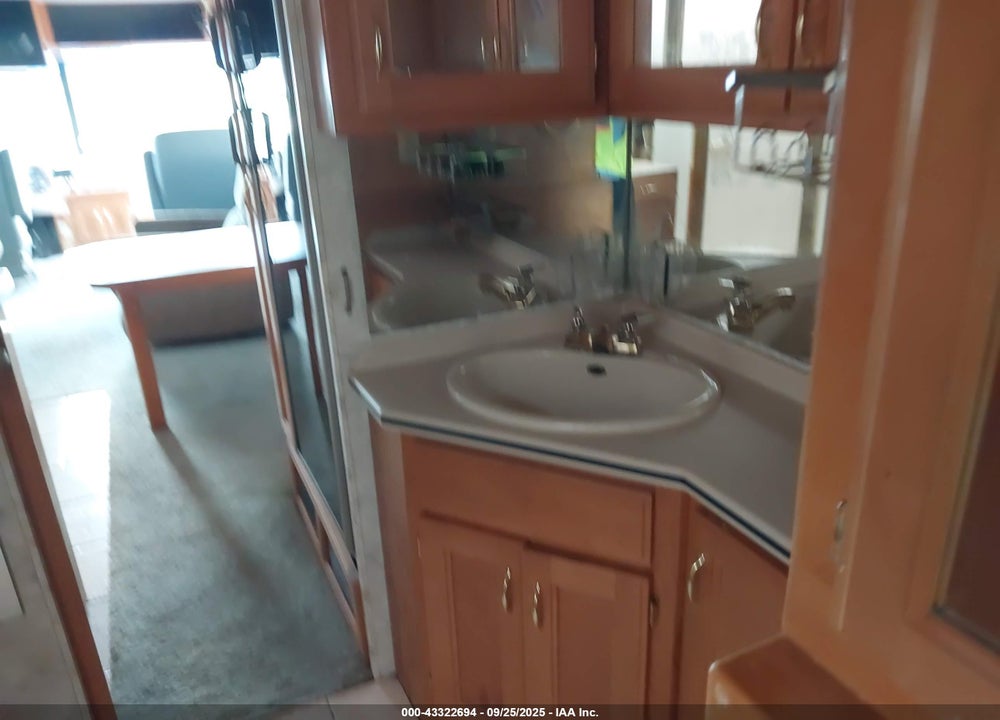 2000 SAFARI ZANZIBAR MOTOR COACH VIN: 4SLG1EN27Y1101920