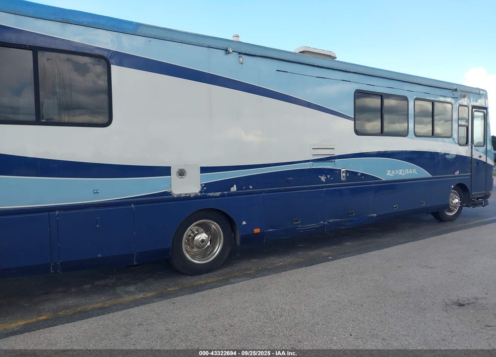 2000 SAFARI ZANZIBAR MOTOR COACH VIN: 4SLG1EN27Y1101920