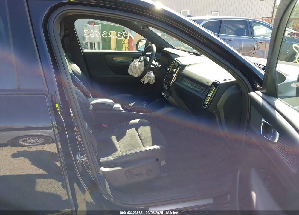 2021 VOLVO XC40 VIN: YV4162UM3M2576085