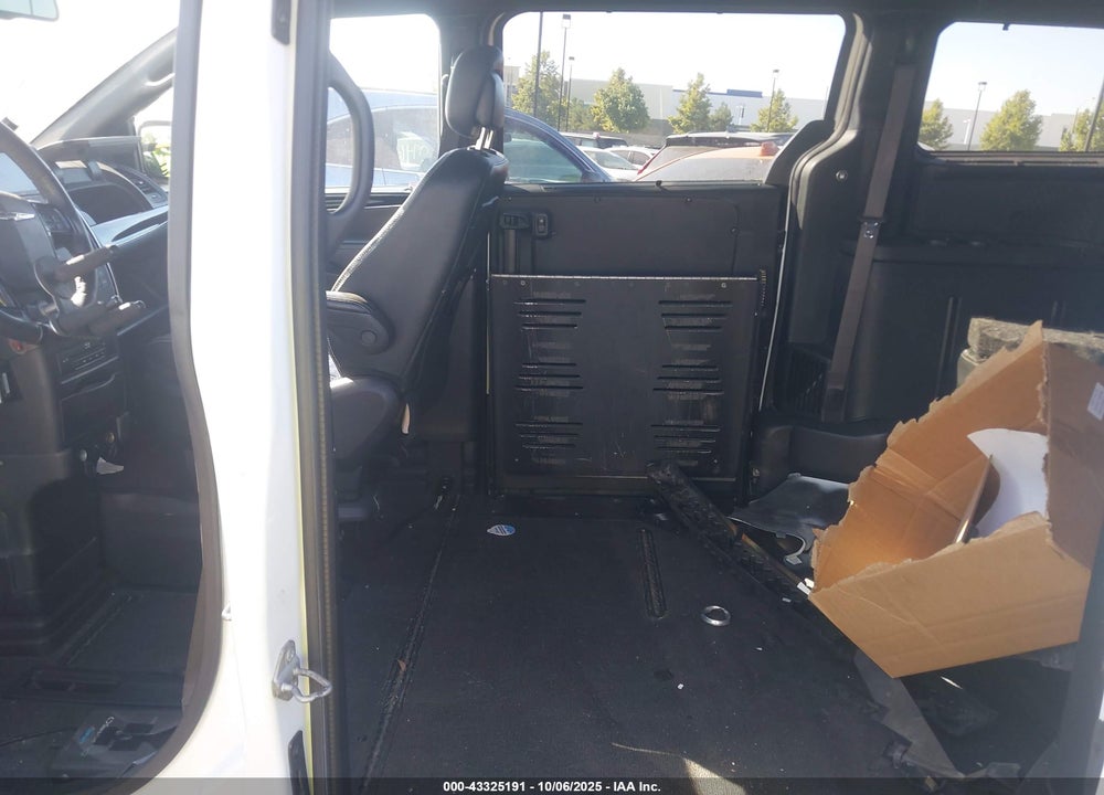 2015 CHRYSLER TOWN & COUNTRY S VIN: 2C4RC1HG4FR602677