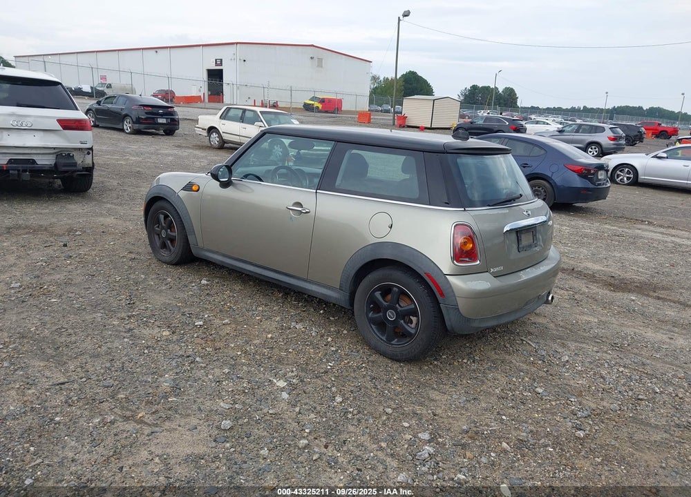 2010 MINI COOPER VIN: WMWMF3C52ATZ62595