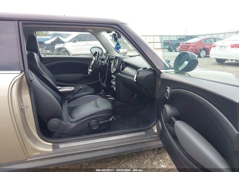 2010 MINI COOPER VIN: WMWMF3C52ATZ62595