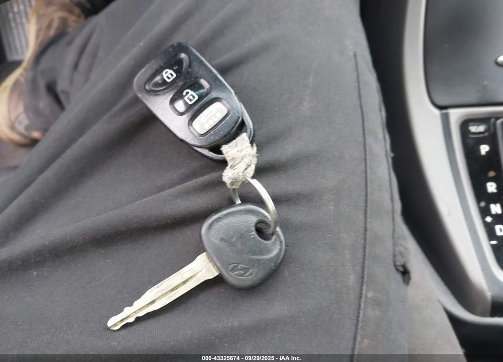 2015 HYUNDAI ELANTRA VIN: KMHDH4AE6FU261285
