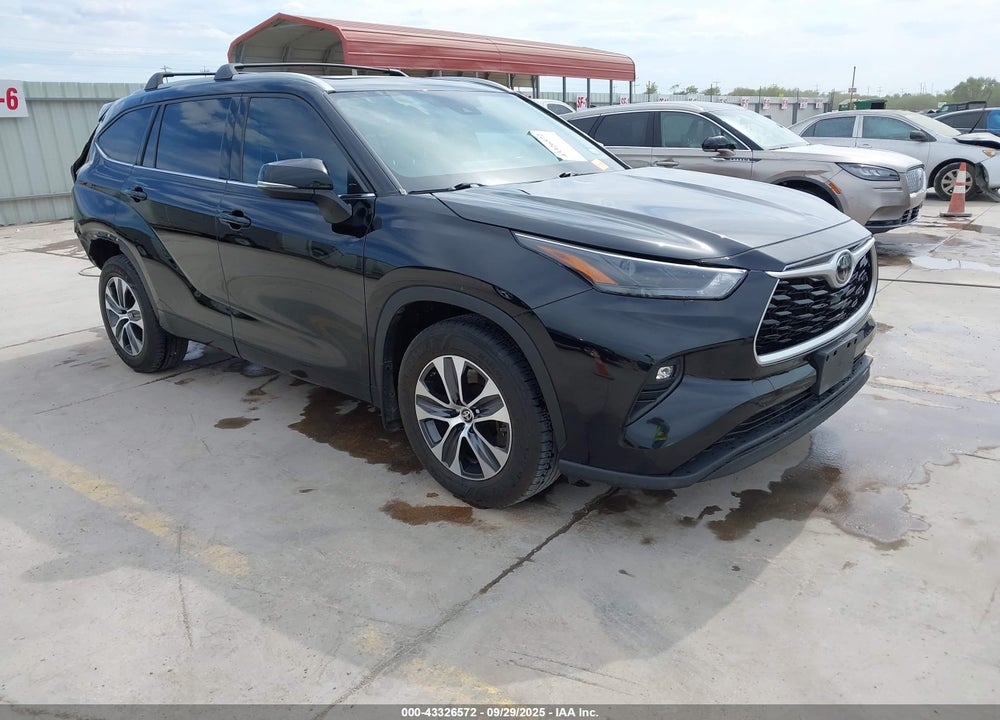 2022 TOYOTA HIGHLANDER XLE VIN: 5TDGZRAH2NS090608