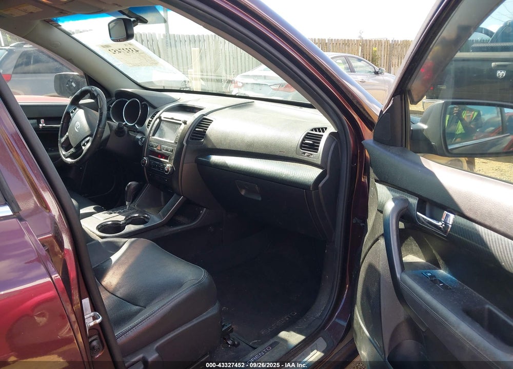 2011 KIA SORENTO SX V6 VIN: 5XYKWDA21BG176440