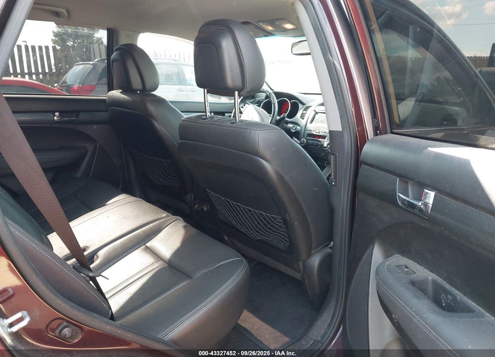 2011 KIA SORENTO SX V6 VIN: 5XYKWDA21BG176440