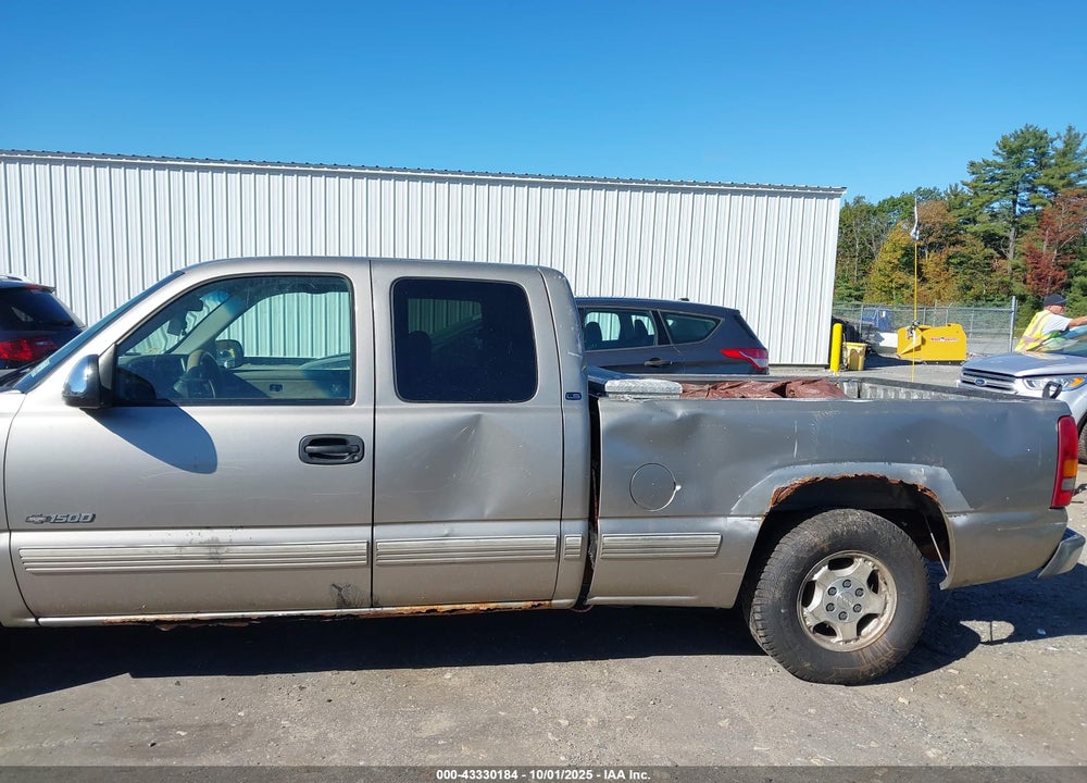 2000 CHEVROLET SILVERADO 1500 LS VIN: 2GCEC19T7Y1307861