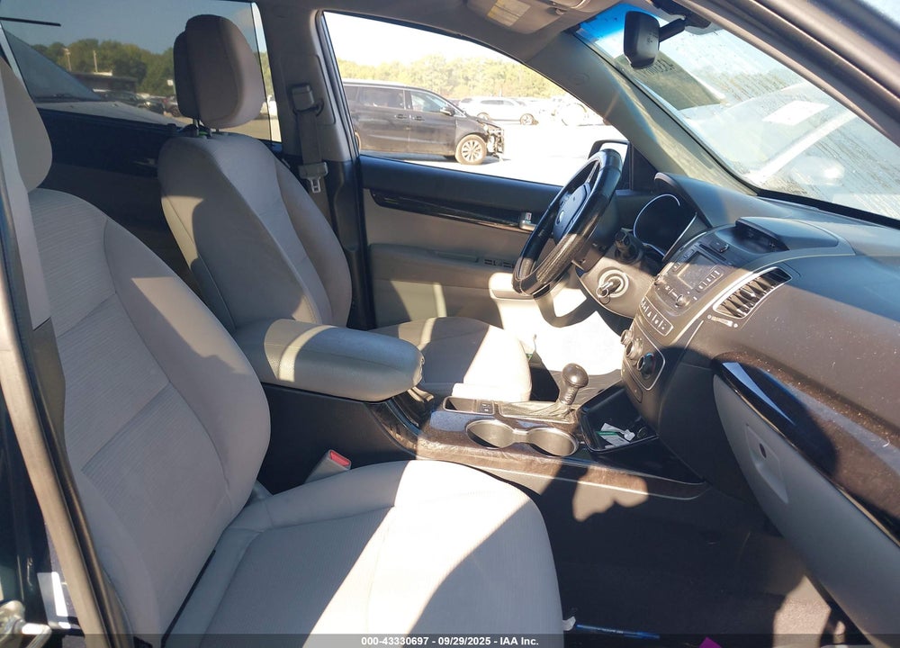 2014 KIA SORENTO LX VIN: 5XYKTCA67EG538426