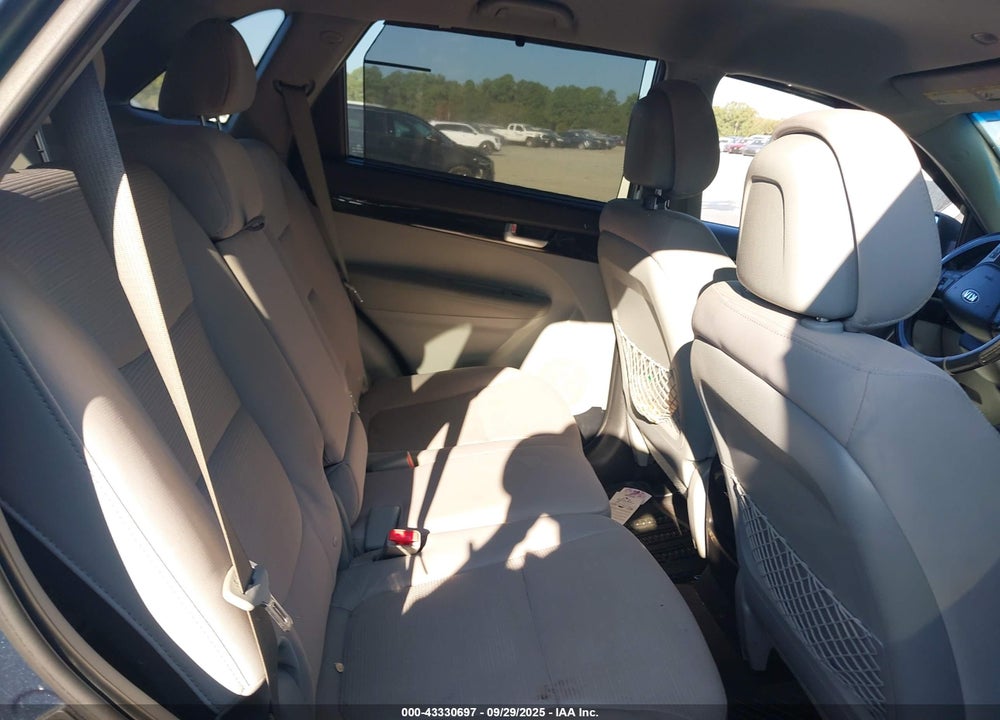 2014 KIA SORENTO LX VIN: 5XYKTCA67EG538426