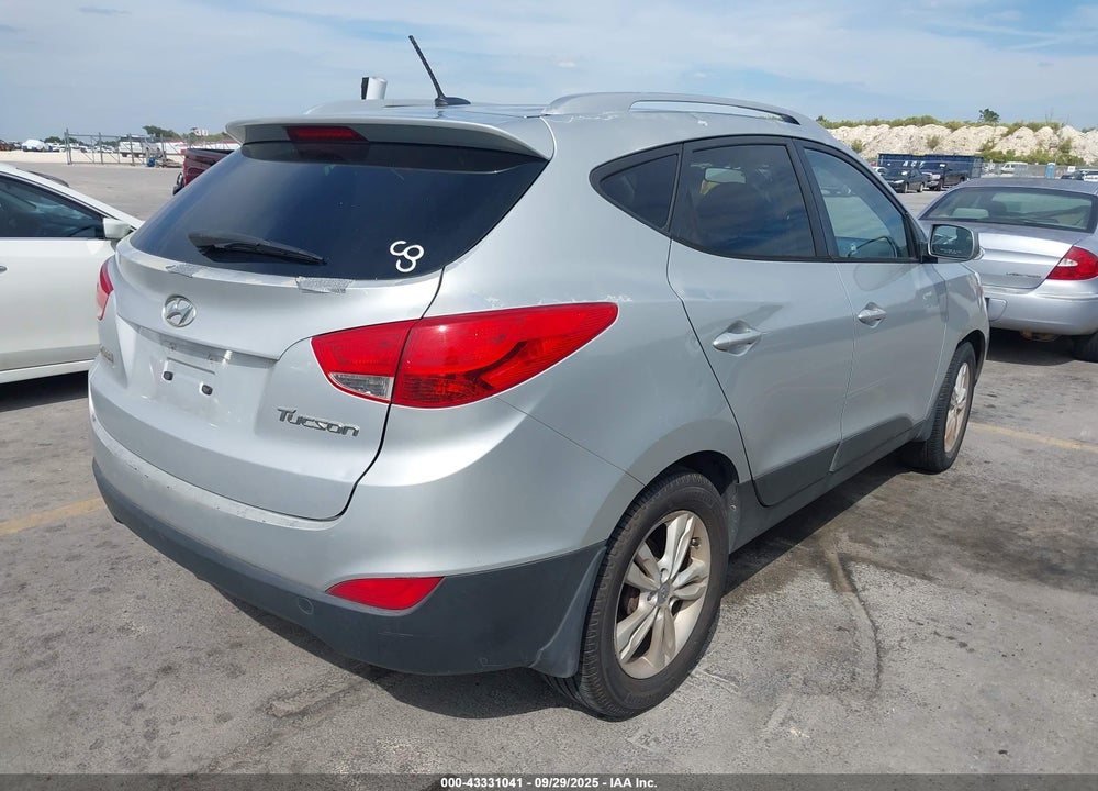 2011 HYUNDAI TUCSON VIN: KM8JU3AC3BU147875