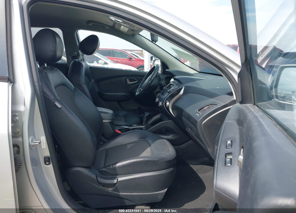 2011 HYUNDAI TUCSON VIN: KM8JU3AC3BU147875