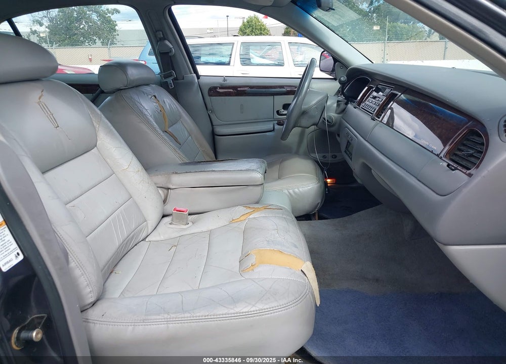 2000 LINCOLN TOWN CAR EXECUTIVE VIN: 1LNHM81W9YY789136
