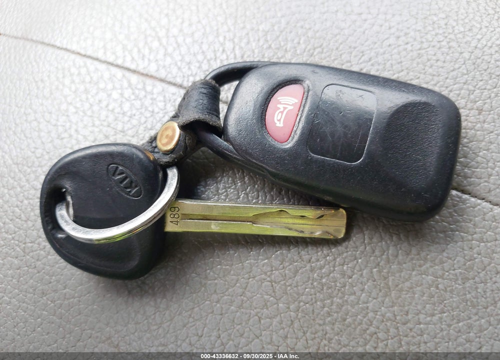 2011 KIA SORENTO LX V6 VIN: 5XYKT4A22BG093219