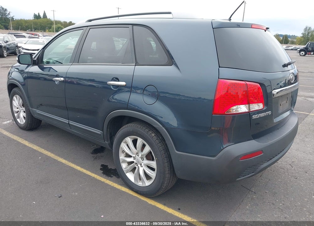 2011 KIA SORENTO LX V6 VIN: 5XYKT4A22BG093219