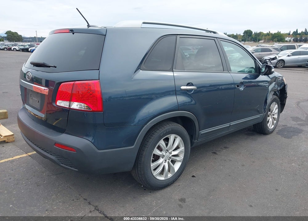 2011 KIA SORENTO LX V6 VIN: 5XYKT4A22BG093219