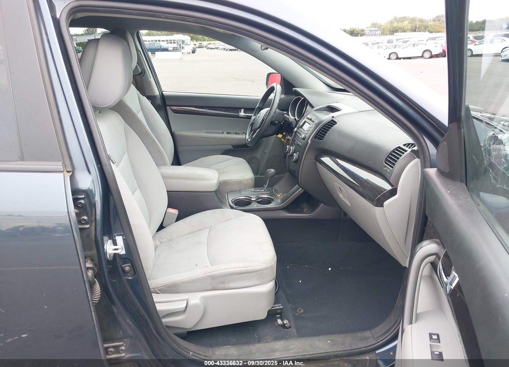 2011 KIA SORENTO LX V6 VIN: 5XYKT4A22BG093219