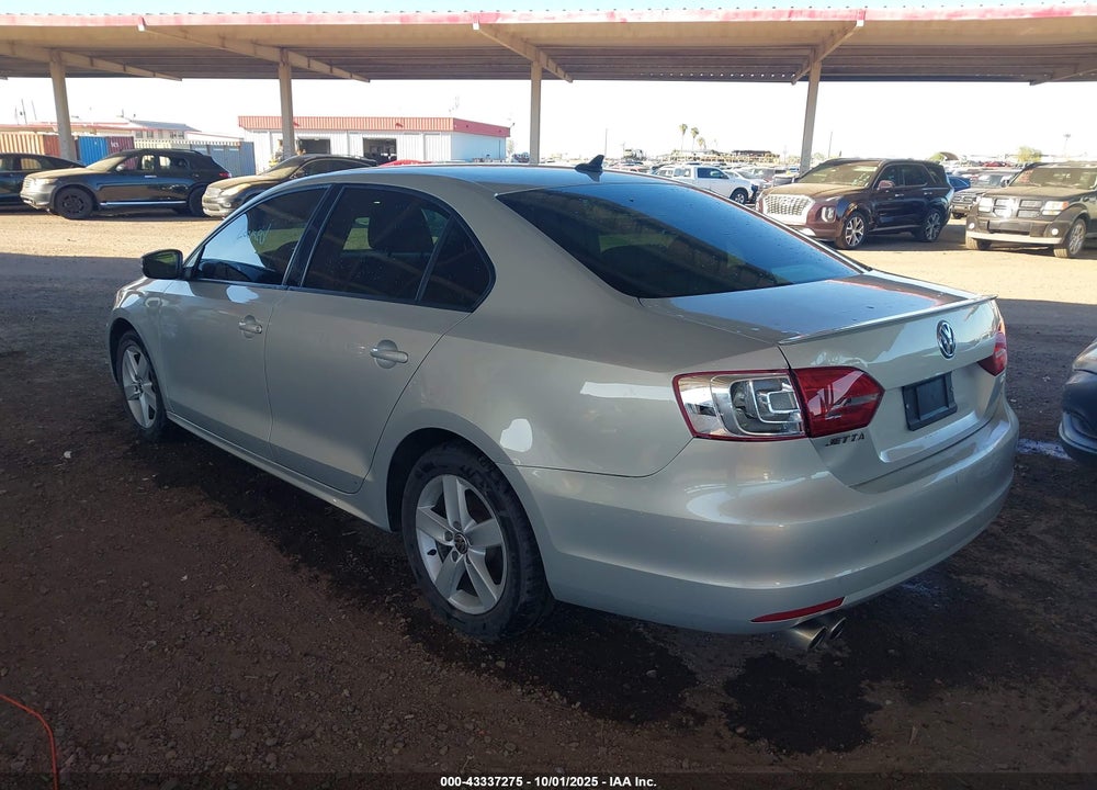 2011 VOLKSWAGEN JETTA 2.0L TDI LE VIN: 3VWLL7AJ4BM075933