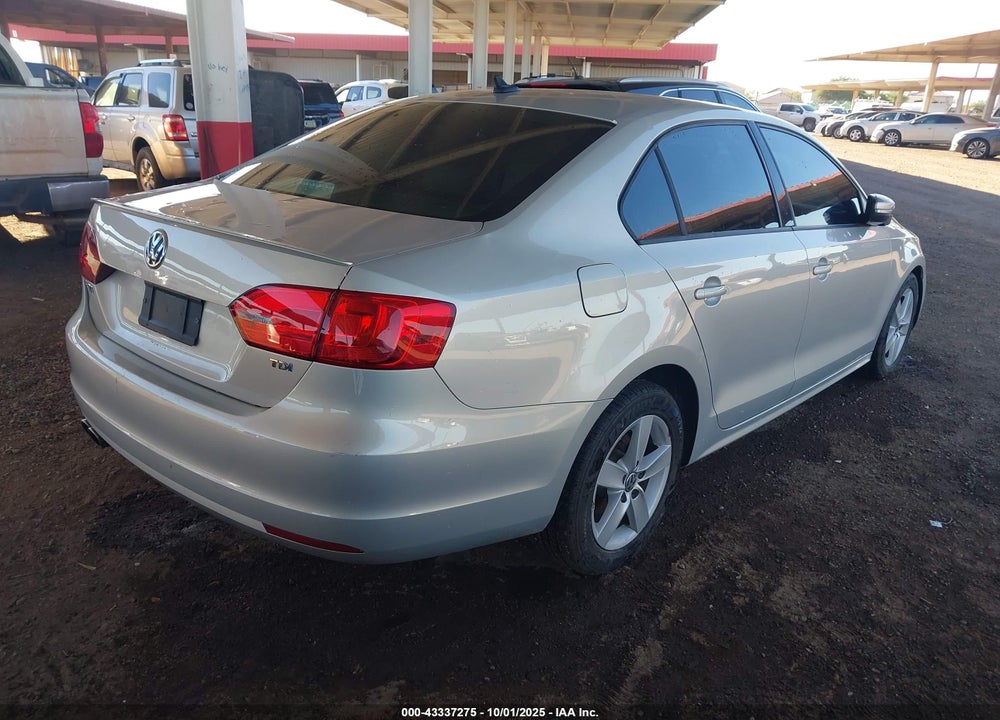 2011 VOLKSWAGEN JETTA 2.0L TDI LE VIN: 3VWLL7AJ4BM075933