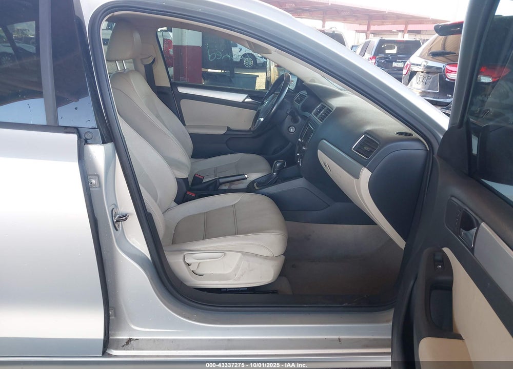 2011 VOLKSWAGEN JETTA 2.0L TDI LE VIN: 3VWLL7AJ4BM075933