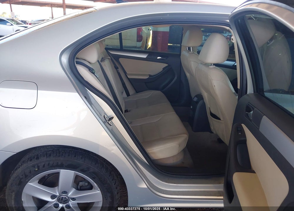 2011 VOLKSWAGEN JETTA 2.0L TDI LE VIN: 3VWLL7AJ4BM075933