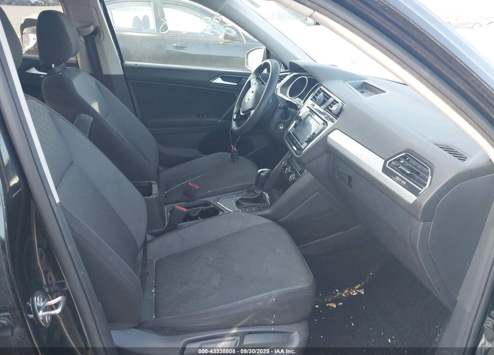 2018 VOLKSWAGEN TIGUAN VIN: 3VV1B7AXXJM013499