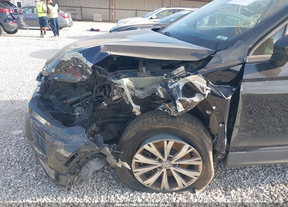 2018 VOLKSWAGEN TIGUAN VIN: 3VV1B7AXXJM013499