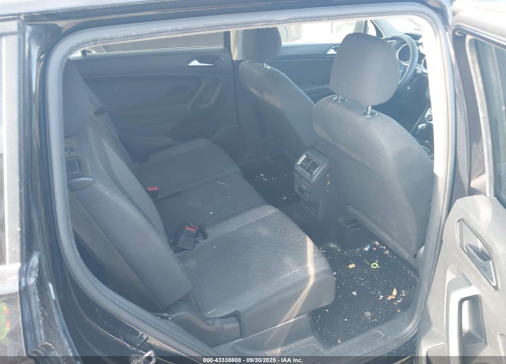 2018 VOLKSWAGEN TIGUAN VIN: 3VV1B7AXXJM013499
