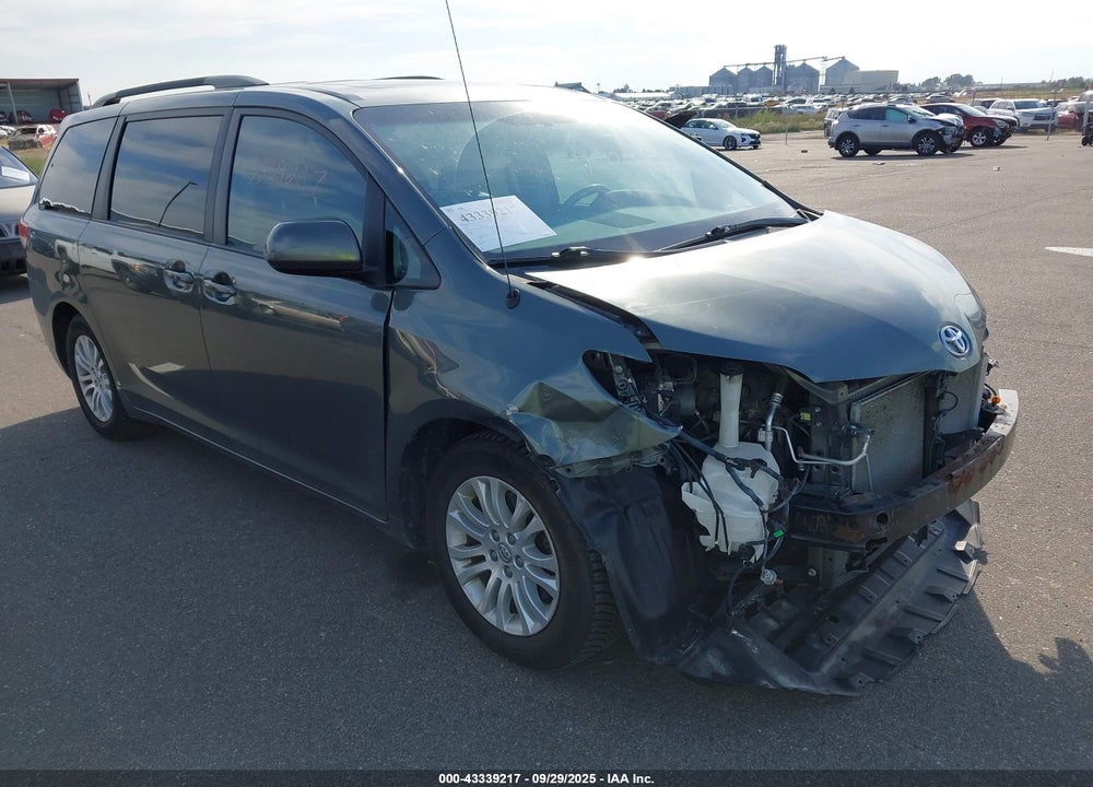 2014 TOYOTA SIENNA XLE V6 8 PASSENGER VIN: 5TDYK3DC8ES424579