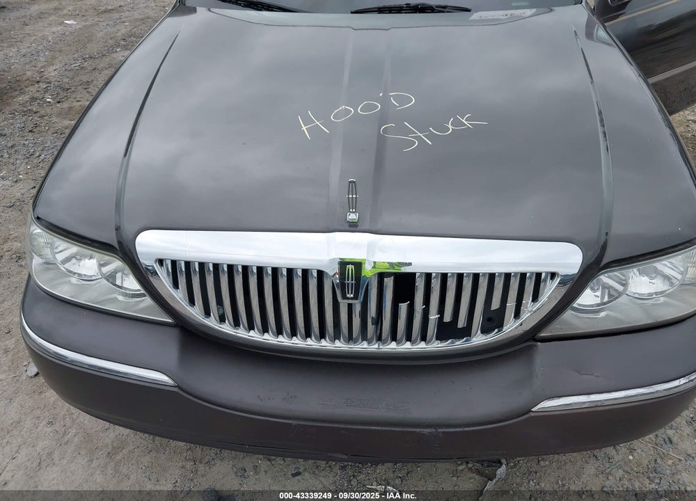 2005 LINCOLN TOWN CAR SIGNATURE VIN: 1LNHM81W25Y615713
