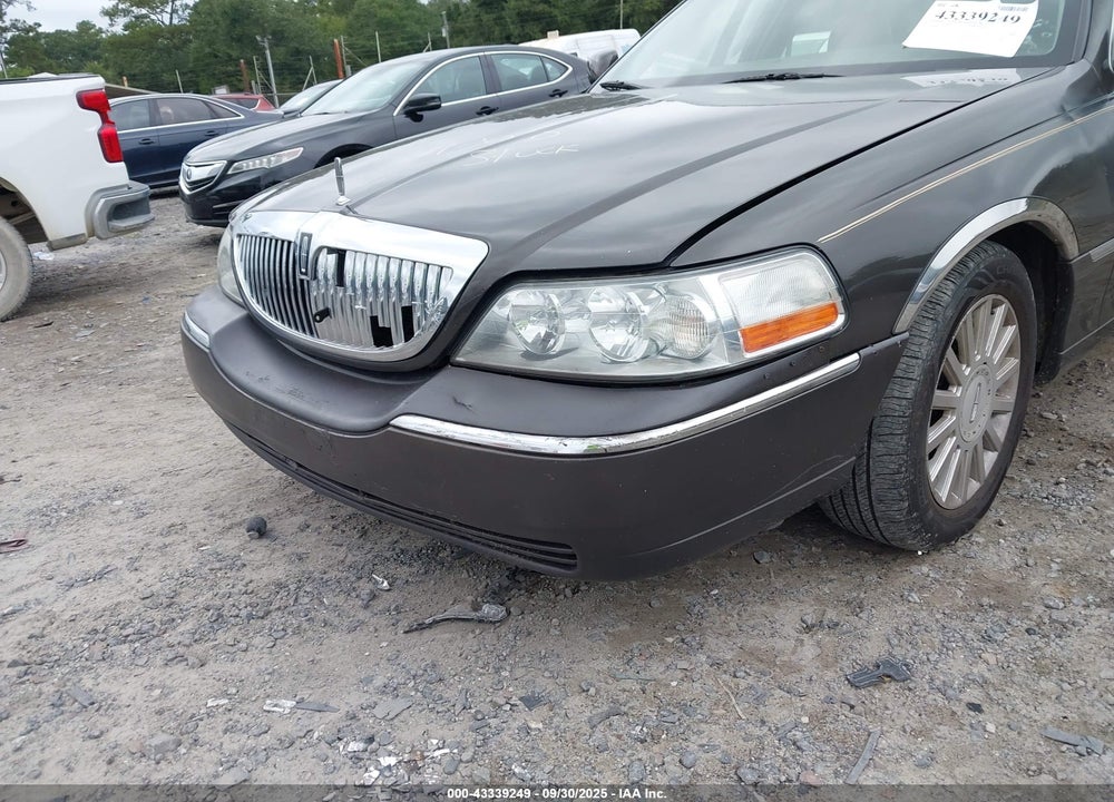 2005 LINCOLN TOWN CAR SIGNATURE VIN: 1LNHM81W25Y615713