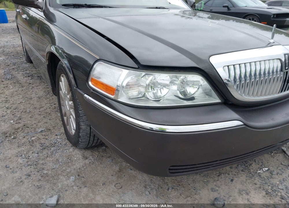 2005 LINCOLN TOWN CAR SIGNATURE VIN: 1LNHM81W25Y615713