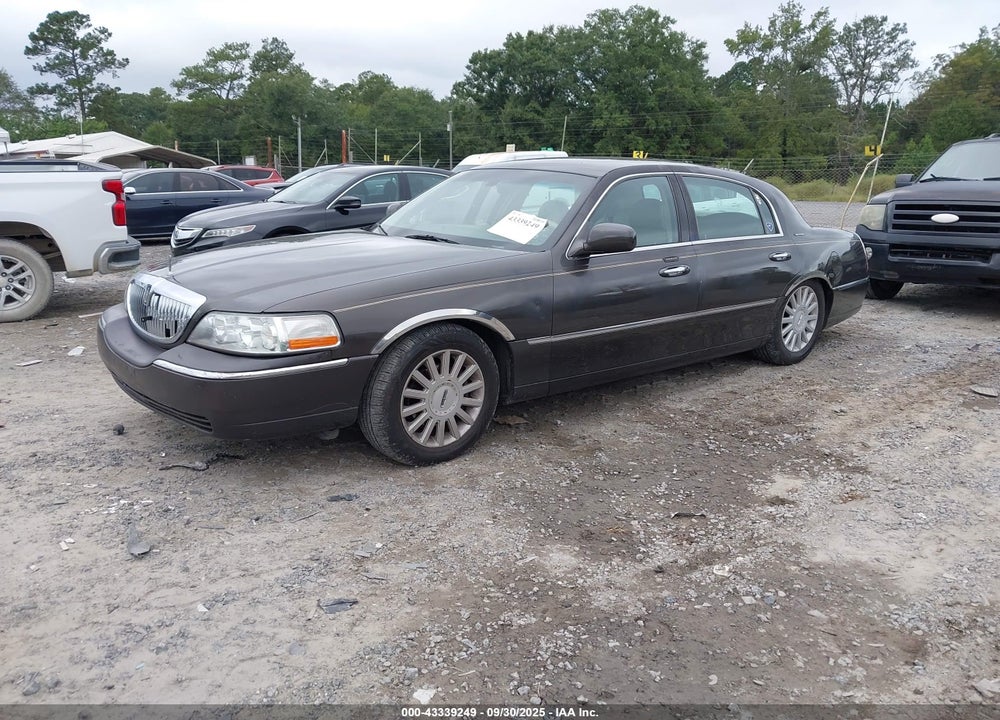 2005 LINCOLN TOWN CAR SIGNATURE VIN: 1LNHM81W25Y615713
