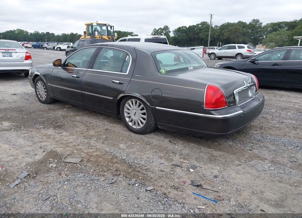 2005 LINCOLN TOWN CAR SIGNATURE VIN: 1LNHM81W25Y615713