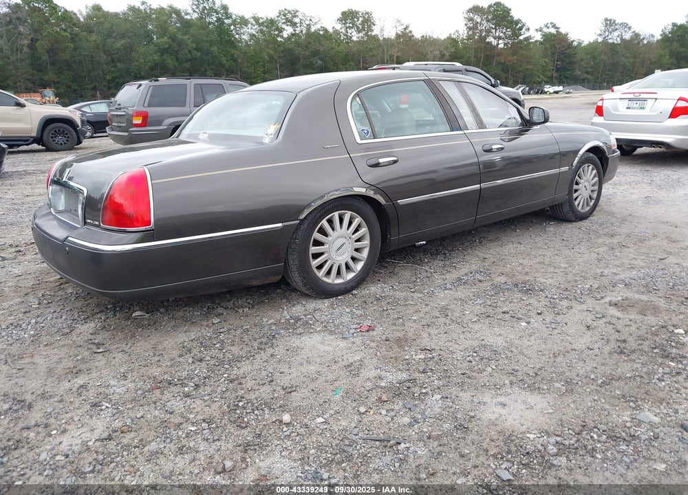 2005 LINCOLN TOWN CAR SIGNATURE VIN: 1LNHM81W25Y615713