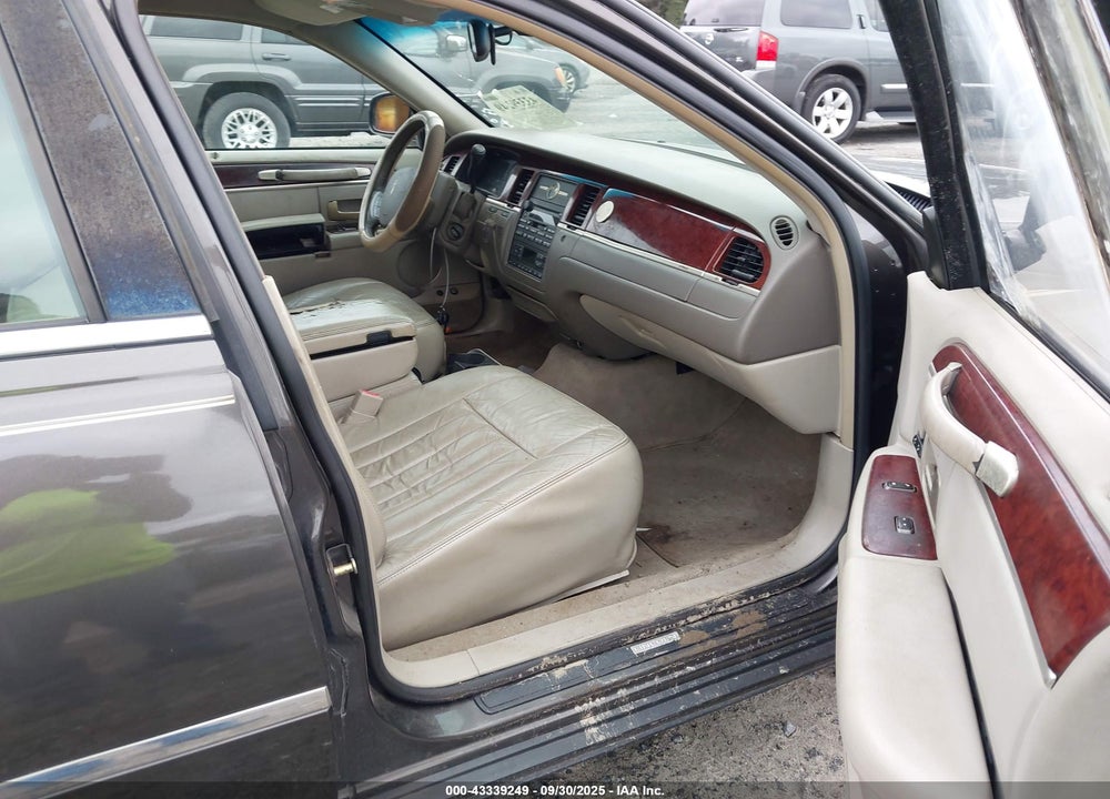 2005 LINCOLN TOWN CAR SIGNATURE VIN: 1LNHM81W25Y615713