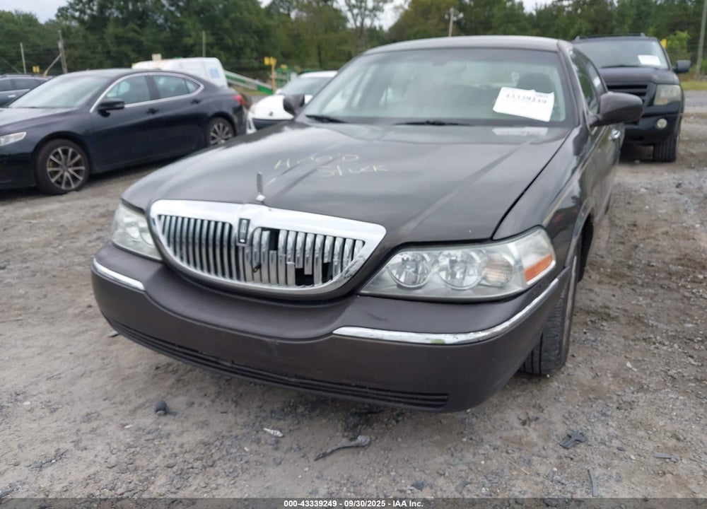 2005 LINCOLN TOWN CAR SIGNATURE VIN: 1LNHM81W25Y615713