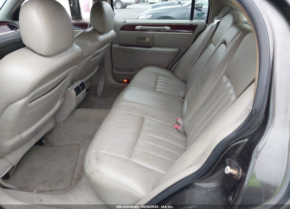 2005 LINCOLN TOWN CAR SIGNATURE VIN: 1LNHM81W25Y615713