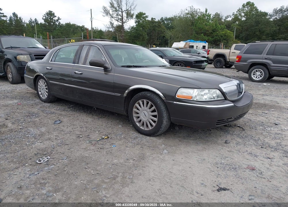 2005 LINCOLN TOWN CAR SIGNATURE VIN: 1LNHM81W25Y615713