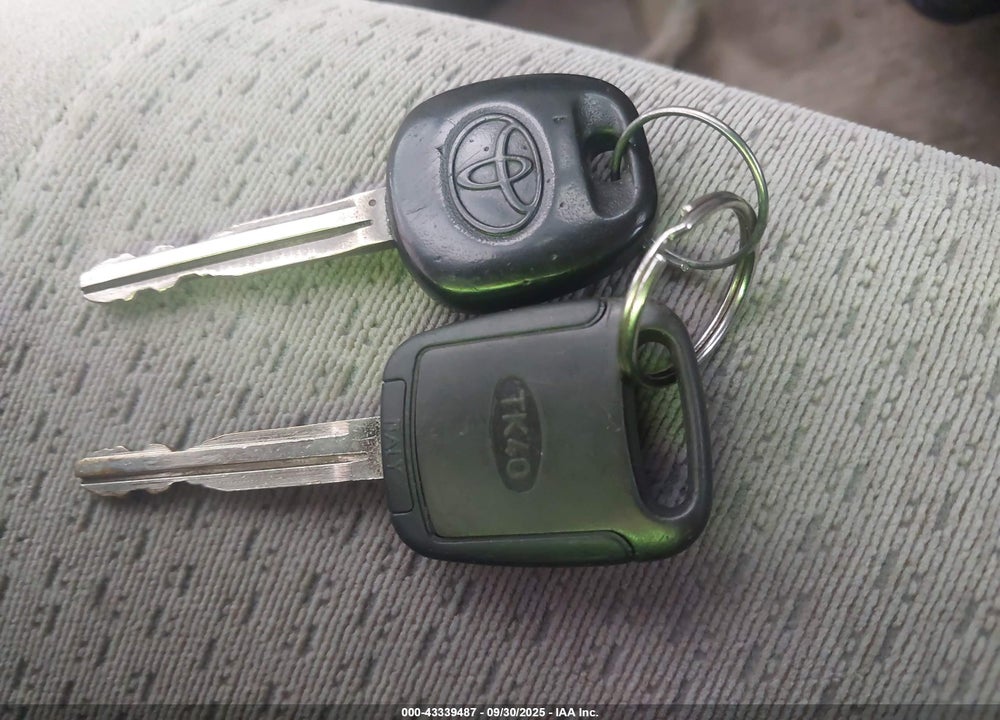 2005 TOYOTA COROLLA CE VIN: 2T1BR32E05C325351
