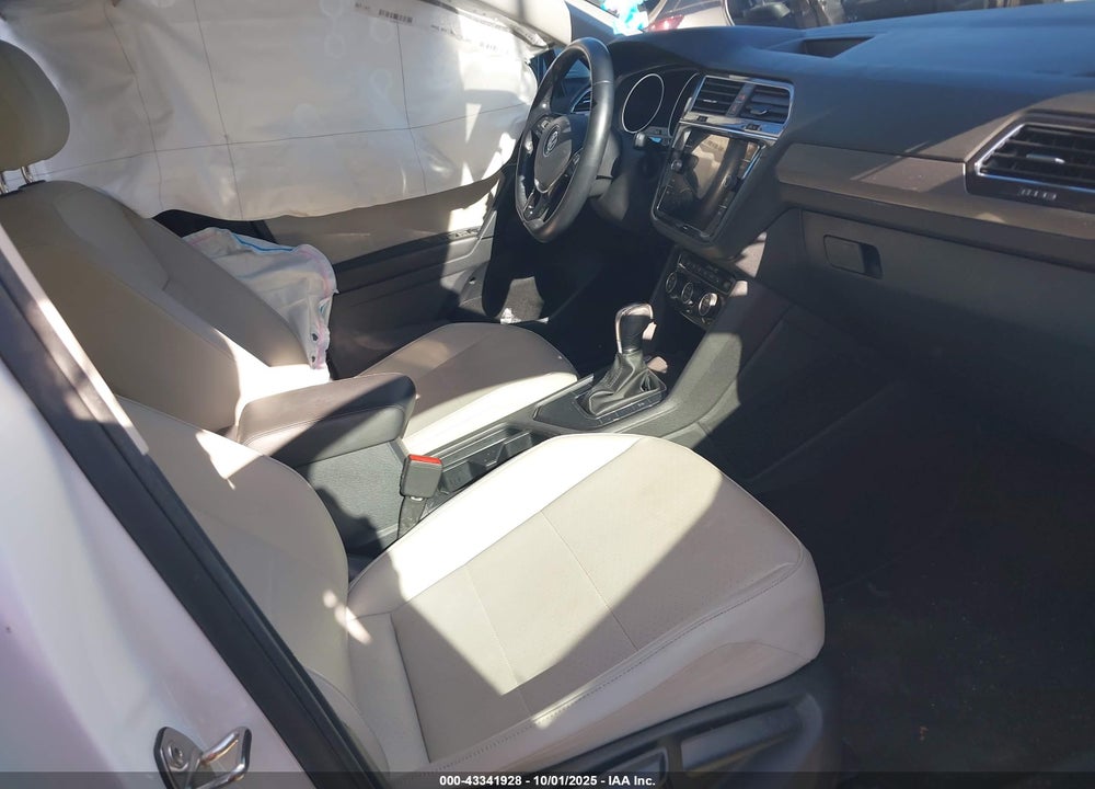 2018 VOLKSWAGEN TIGUAN VIN: 3VV3B7AX2JM211616