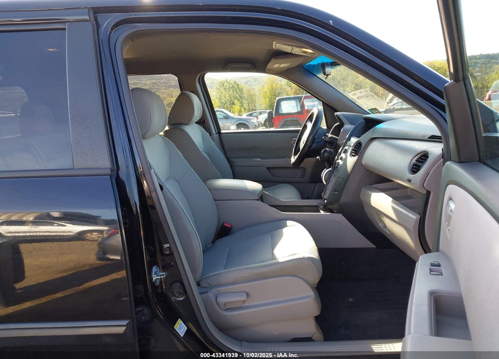 2011 HONDA PILOT LX VIN: 5FNYF4H22BB078542