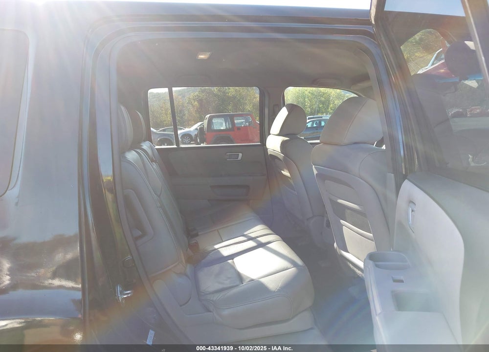 2011 HONDA PILOT LX VIN: 5FNYF4H22BB078542